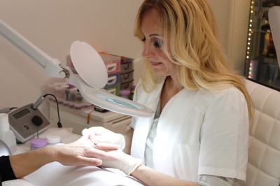 Oriana Rocci in ihrem Kosmetikstudio